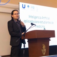 Dr. Hugo Daniel Parrales López speaking at a conference on artificial intelligence in medicine